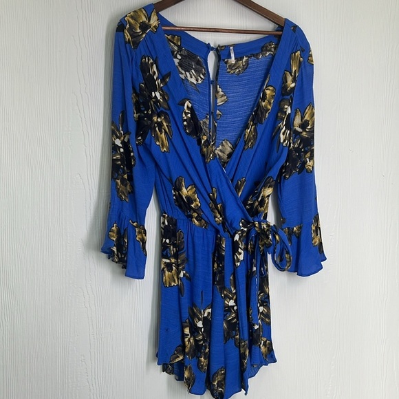 Free People - All The Right Ruffles Bright Blue Floral Short Romper Size Medium - Picture 9 of 13